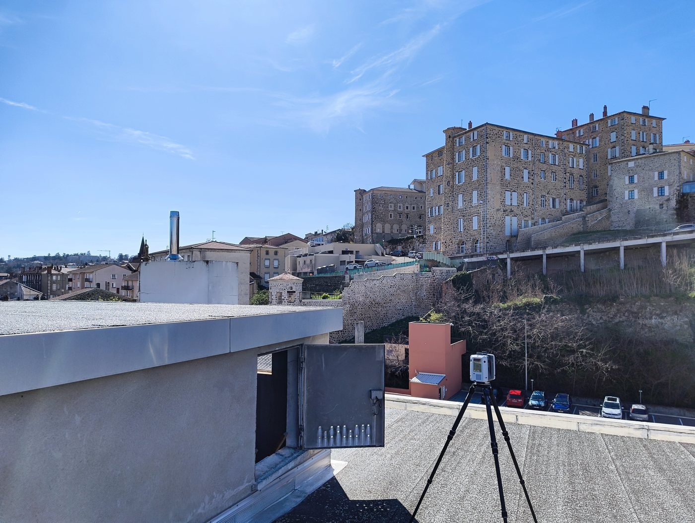 Scanner laser sur une toiture face à un centre historique fortifié