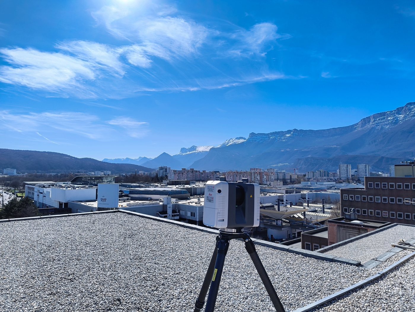 Scanner laser en toiture avec vue sur les montagnes de Grenoble