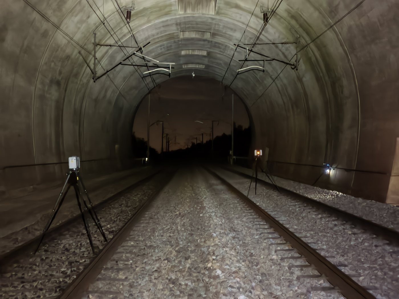 Deux scanners laser positionnés de nuit dans un tunnel ferroviaire